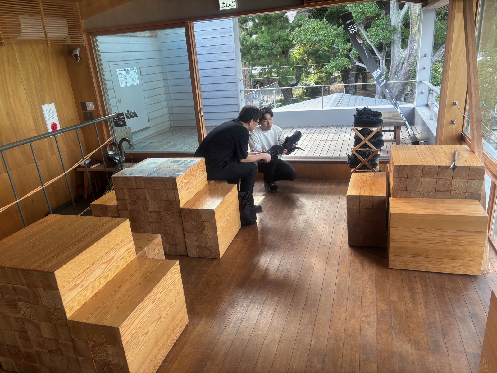 Talking with a customer about the shoes at Ohori Terrace
